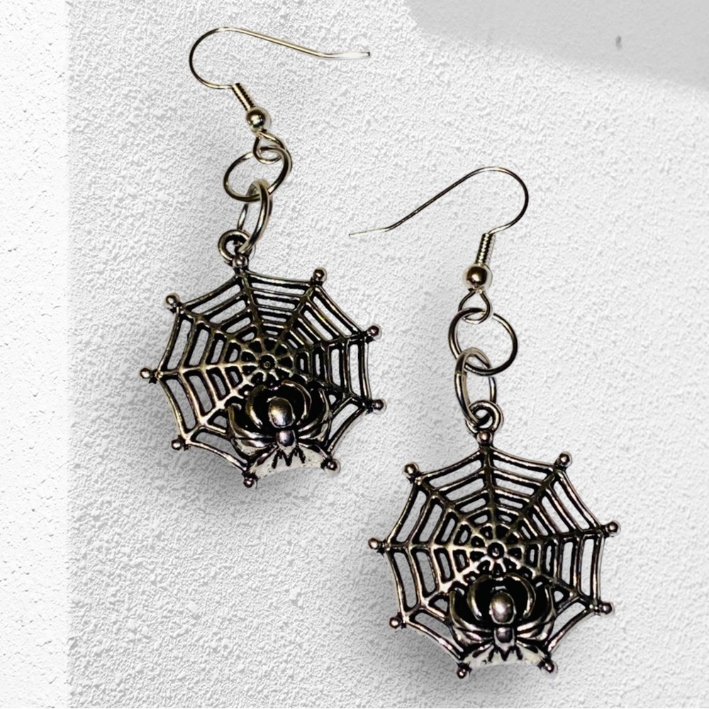 Hand Crafted Earrings Spider Spiderweb Dangle Pierced Silver Halloween - Picture 2 of 5